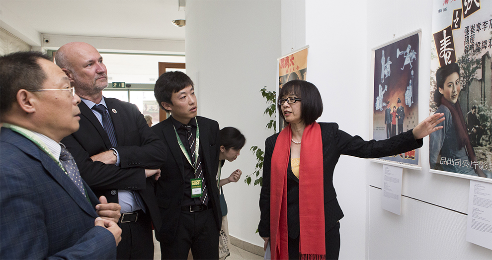 孙向辉馆长为匈牙利代表在电影节上讲解我馆送展的海报.png