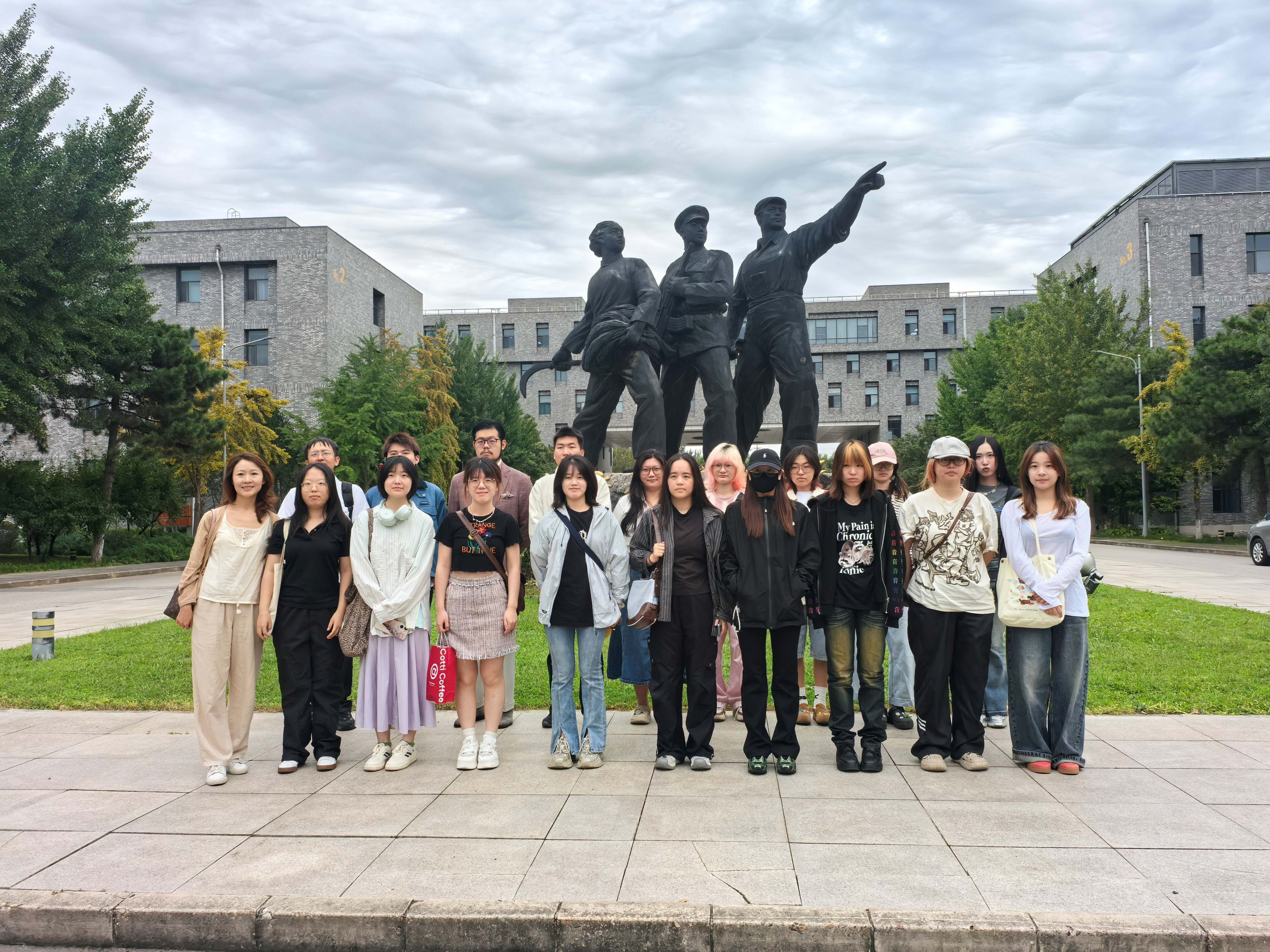我中心组织学生赴中影（北京）电影制片厂参观学习
