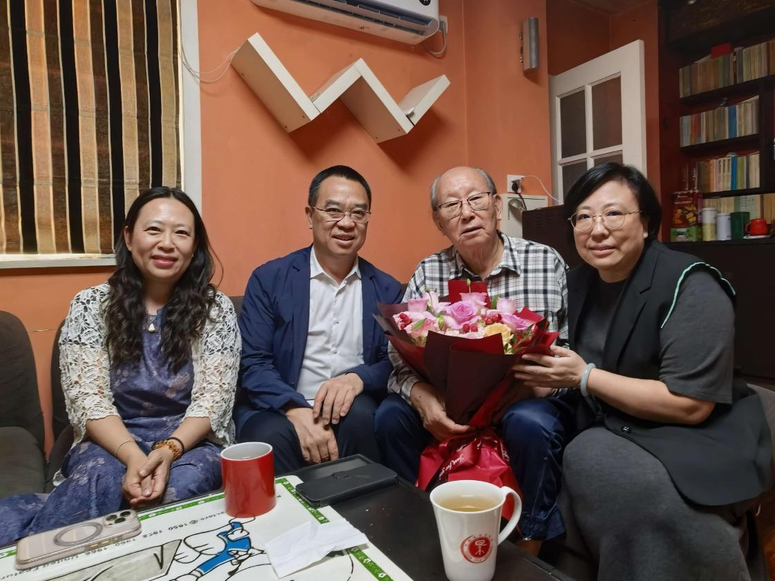 芳花承敬意 佳节谢师恩 ——馆（中心）向全体教师送上节日祝福