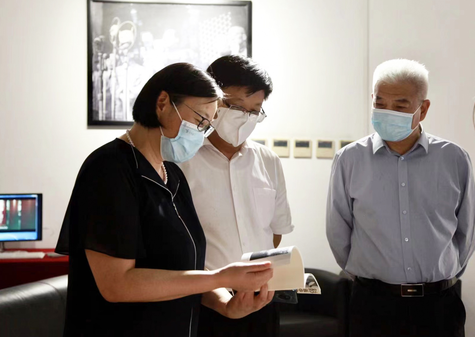 江苏省委宣传部、无锡市委宣传部一行到中国电影资料馆参观交流