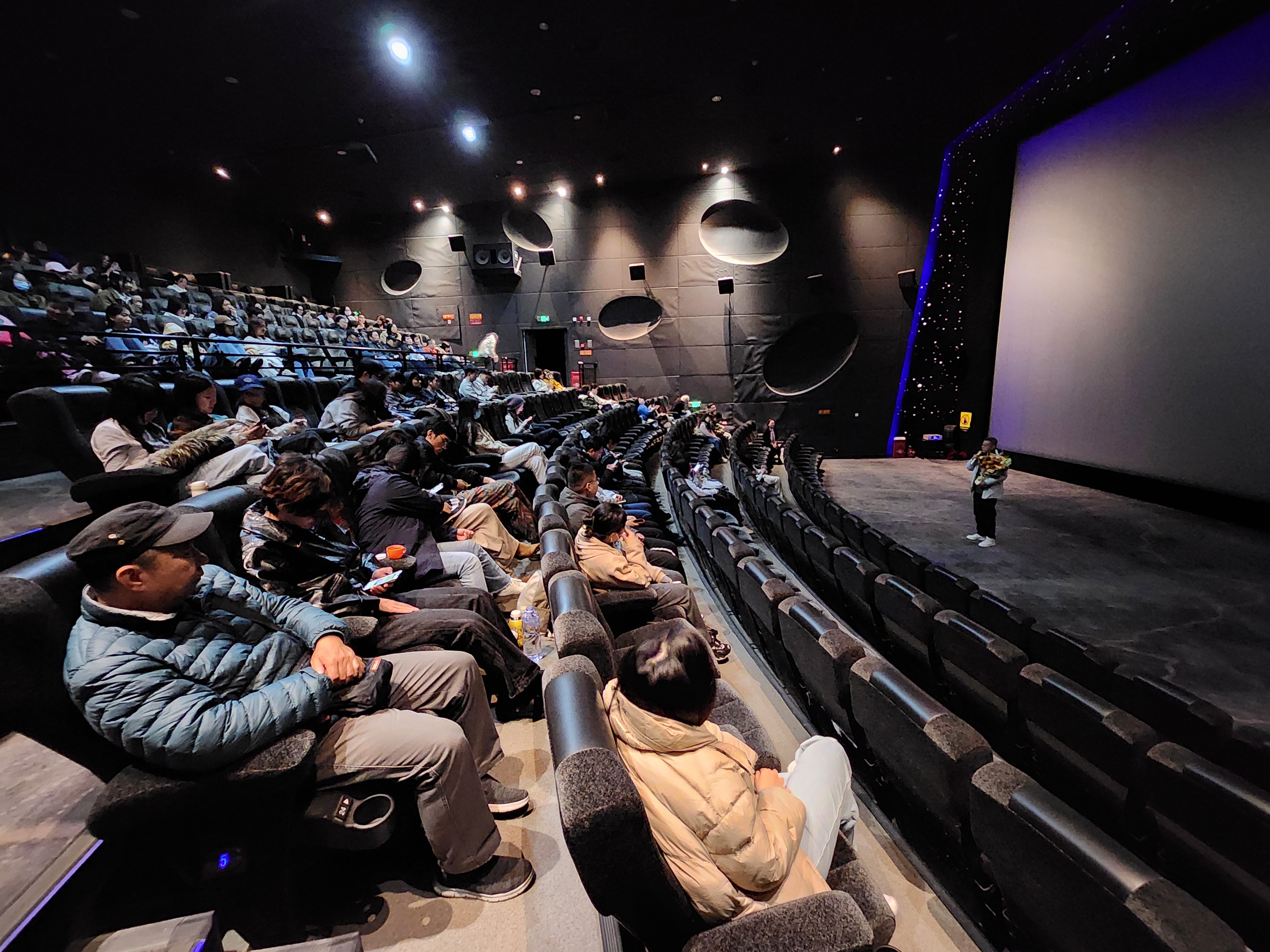 观影《伟大征程》 感受党的百年历程