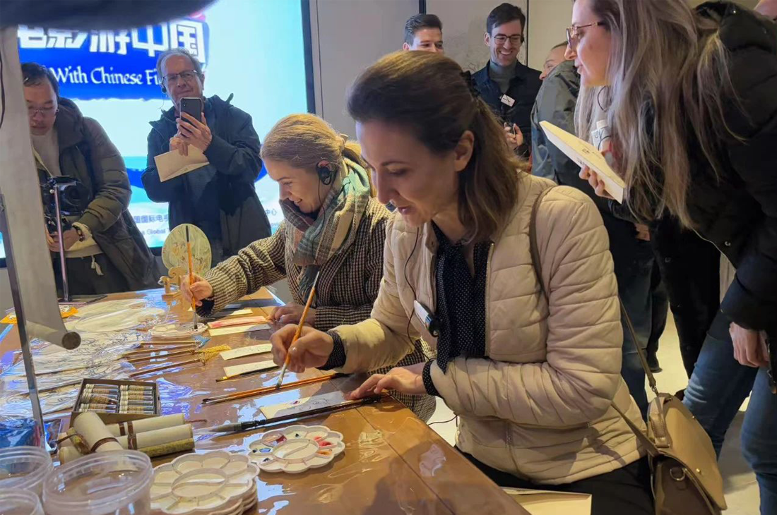 “跟着电影游中国”走进拙政园 “影资文创”圈粉海外游客