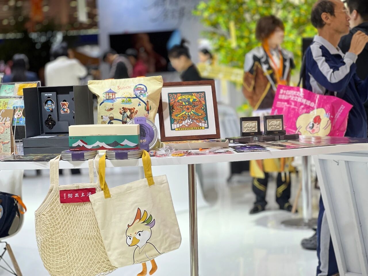 “影资文创”亮相苏州文博会：让经典电影IP在非遗与现代设计中焕新绽放